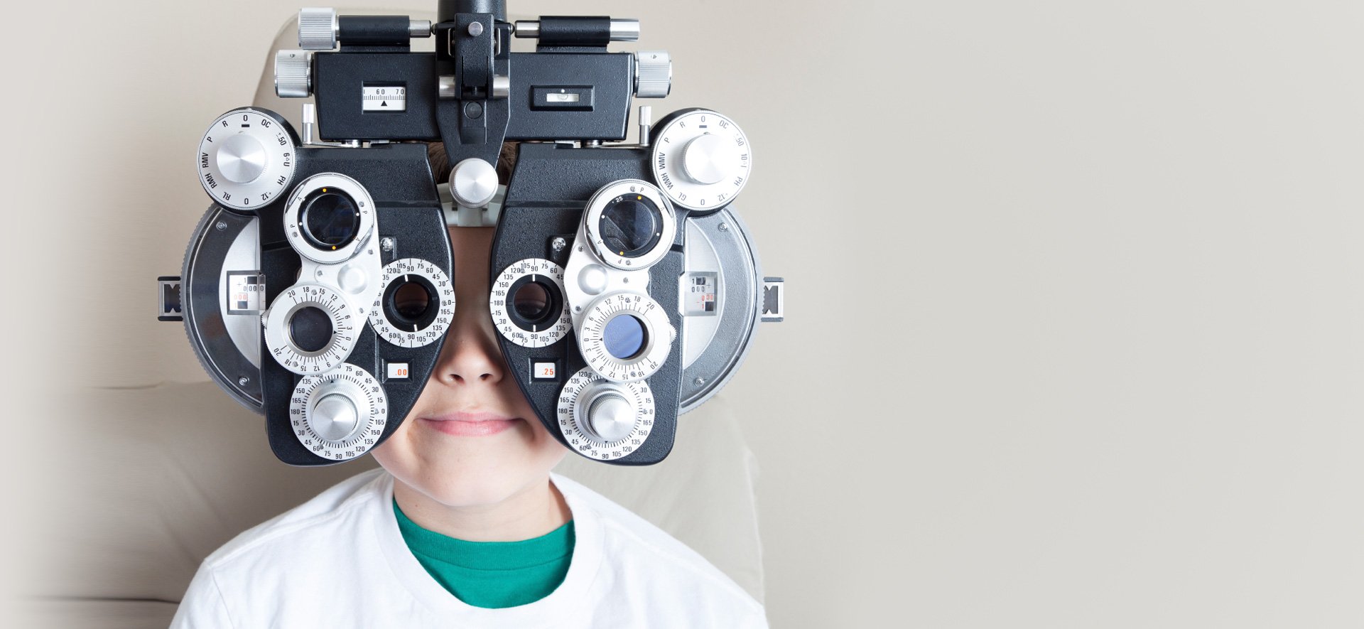 Жд окулист. Аппарат окулиста. Офтальмолог аппарат. Аппарат для проверки зрения. Аппараты для проверки у офтальмолога.